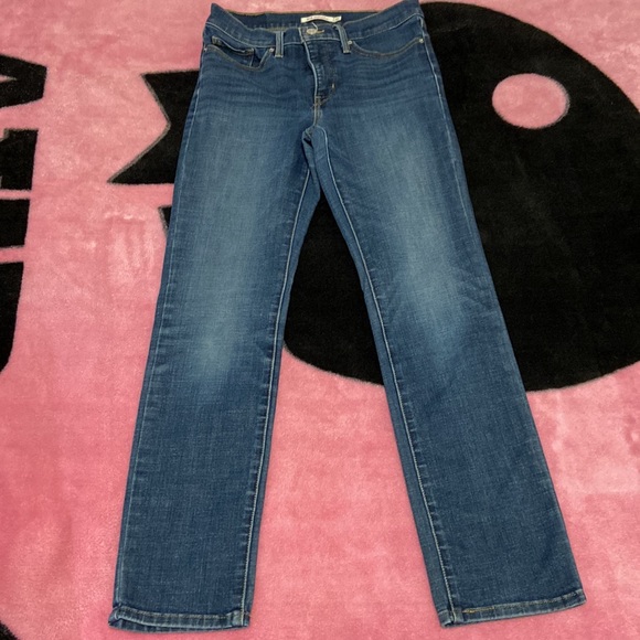 Ladies Levi’s jeans - Picture 2 of 7